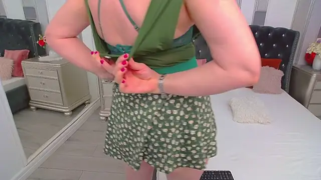 Snapshot of SuzzySun chatting on January 14, 1:50 pm SuzzySun online show from January 14, 1:50 pm