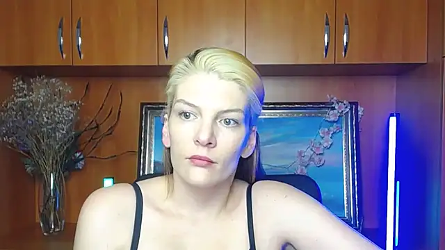 VanessaRey  online show from April 9, 4:45 pm