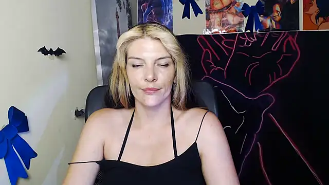 Snapshot of VanessaRey_ chatting on July 1, 6:15 am VanessaRey online show from July 1, 6:15 am