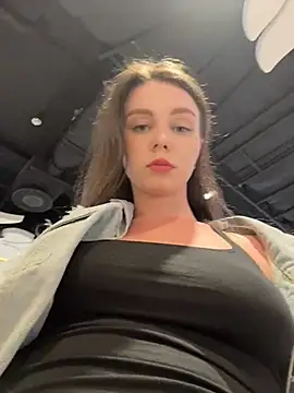 Snapshot of MilaBee chatting on July 25, 4:37 pm MilaBee online show from July 25, 4:37 pm