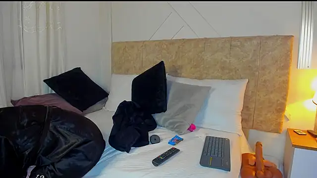 angelinarouse  online show from December 17, 6:19 am