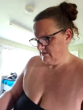 MissQueenBeex online show from May 1, 3:49 pm