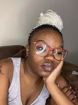 YummyMelanin117 online show from April 18, 2:04 am