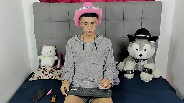 Snapshot of jeims_hotboy chatting on July 4, 12:33 pm jeims hotboy online show from July 4, 12:33 pm