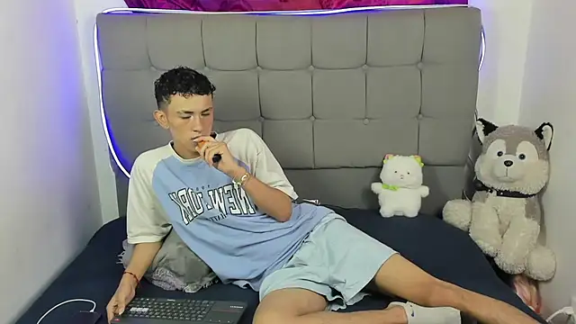 Snapshot of jeims_hotboy chatting on July 10, 1:25 pm jeims hotboy online show from July 10, 1:25 pm