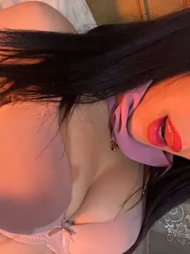 QueenLujaine online show from March 5, 8:05 pm