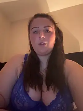 Snapshot of CutieCurvyGirlxo chatting on April 29, 9:10 pm CutieCurvyGirlxo online show from April 29, 9:10 pm