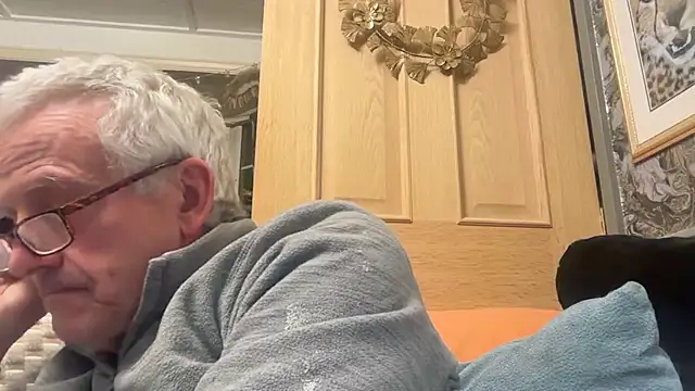 Snapshot of poggles chatting on October 27, 10:36 pm poggles online show from October 27, 10:36 pm