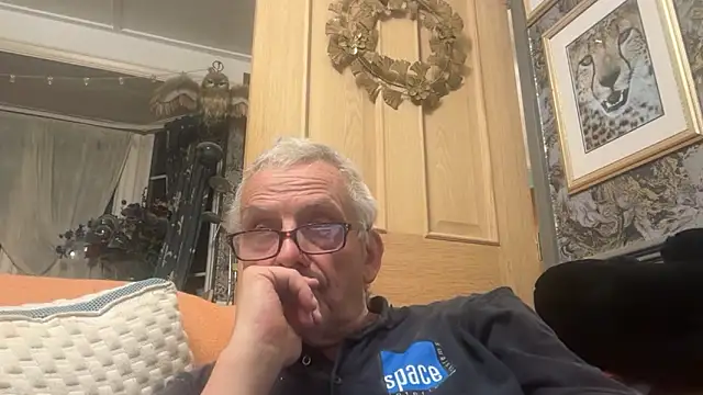 Snapshot of poggles chatting on October 28, 9:39 pm poggles online show from October 28, 9:39 pm