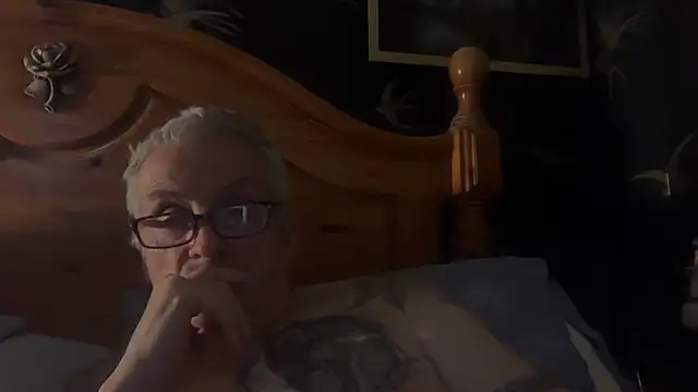 Snapshot of poggles chatting on November 6, 9:15 pm poggles online show from November 6, 9:15 pm