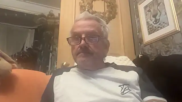 Snapshot of poggles chatting on November 14, 10:40 pm poggles online show from November 14, 10:40 pm