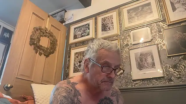 Snapshot of poggles chatting on November 20, 1:55 pm poggles online show from November 20, 1:55 pm