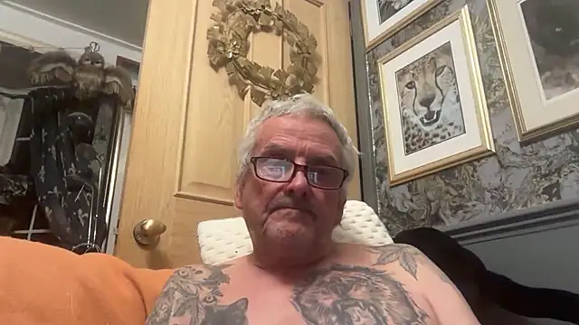 Snapshot of poggles chatting on November 22, 9:47 pm poggles online show from November 22, 9:47 pm