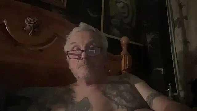 Snapshot of poggles chatting on November 24, 8:08 pm poggles online show from November 24, 8:08 pm