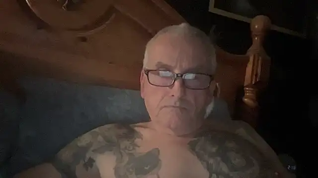 Snapshot of poggles chatting on November 27, 9:39 pm poggles online show from November 27, 9:39 pm