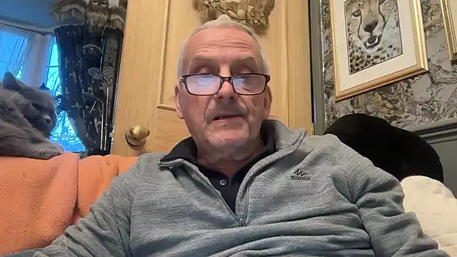 Snapshot of poggles chatting on December 2, 4:02 pm poggles online show from December 2, 4:02 pm