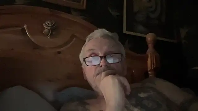 Snapshot of poggles chatting on January 31, 9:24 pm poggles online show from January 31, 9:24 pm