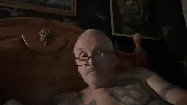 Snapshot of poggles chatting on February 2, 8:29 pm poggles online show from February 2, 8:29 pm