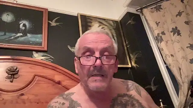 Snapshot of poggles chatting on February 3, 5:18 pm poggles online show from February 3, 5:18 pm