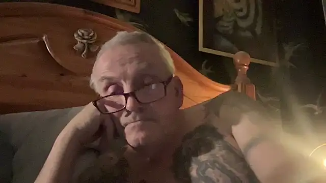 Snapshot of poggles chatting on February 6, 8:23 pm poggles online show from February 6, 8:23 pm