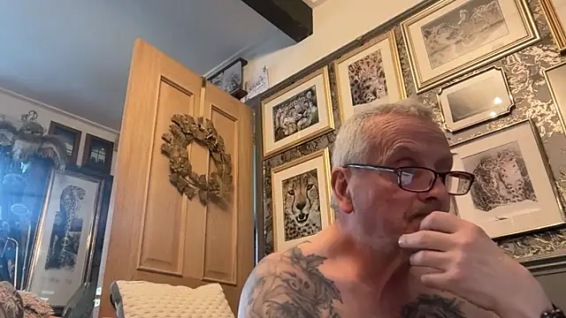 Snapshot of poggles chatting on February 9, 4:00 pm poggles online show from February 9, 4:00 pm