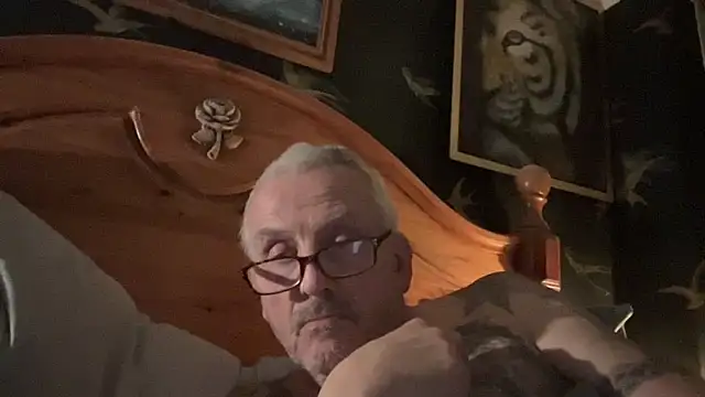 Snapshot of poggles chatting on February 13, 8:16 pm poggles online show from February 13, 8:16 pm