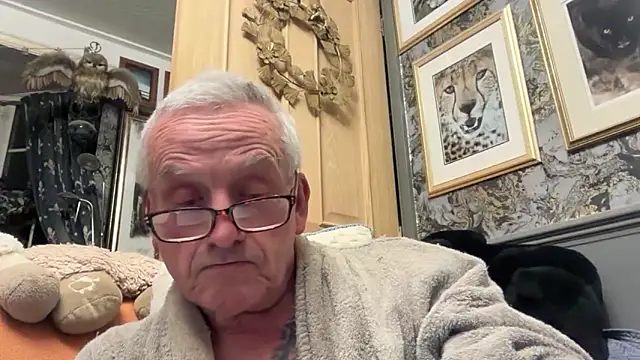 Snapshot of poggles chatting on February 15, 8:38 pm poggles online show from February 15, 8:38 pm