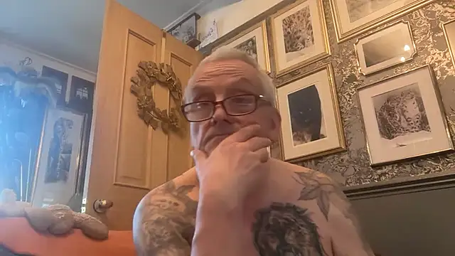 Snapshot of poggles chatting on February 16, 3:19 pm poggles online show from February 16, 3:19 pm