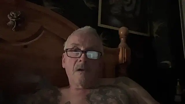 Snapshot of poggles chatting on February 19, 8:05 pm poggles online show from February 19, 8:05 pm