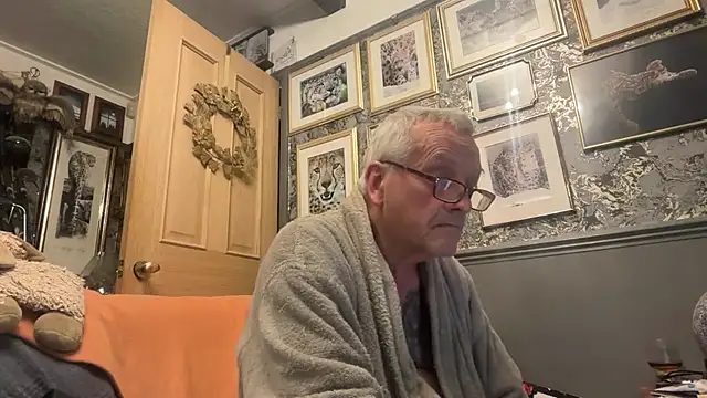 Snapshot of poggles chatting on February 22, 9:24 pm poggles online show from February 22, 9:24 pm