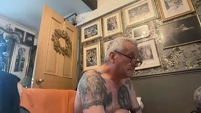 Snapshot of poggles chatting on February 23, 2:36 pm poggles online show from February 23, 2:36 pm