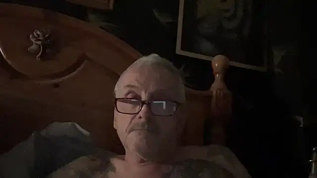 Snapshot of poggles chatting on February 26, 7:57 pm poggles online show from February 26, 7:57 pm