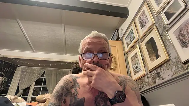 Snapshot of poggles chatting on March 3, 8:48 pm poggles online show from March 3, 8:48 pm