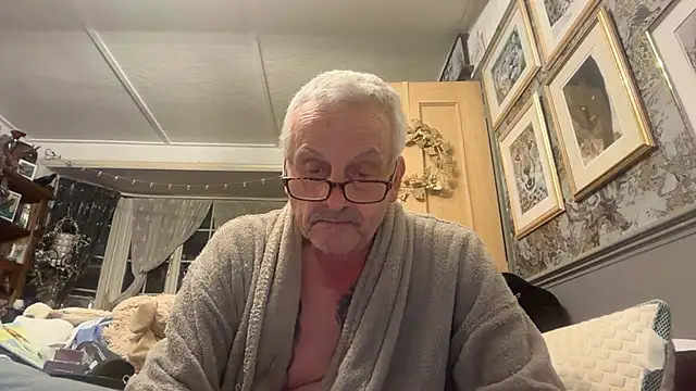 Snapshot of poggles chatting on March 8, 9:40 pm poggles online show from March 8, 9:40 pm