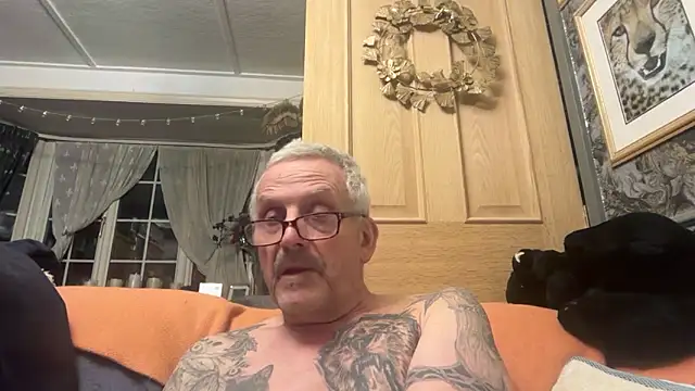 Snapshot of poggles chatting on March 9, 8:24 pm poggles online show from March 9, 8:24 pm