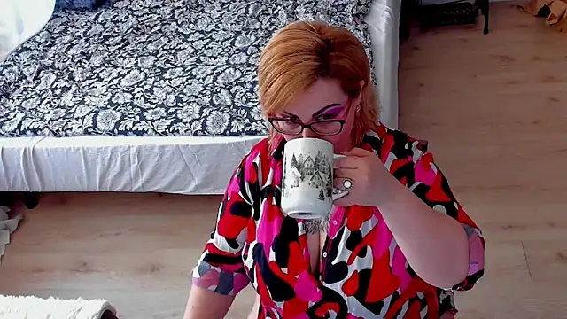 Squirt Kimm online show from March 9, 10:30 am