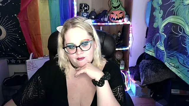 Snapshot of Kinky_Witch chatting on June 14, 10:12 pm Kinky Witch online show from June 14, 10:12 pm