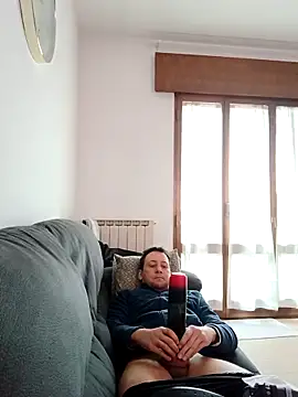 Snapshot of Alessio1987 chatting on February 6, 9:45 am Alessio1987 online show from February 6, 9:45 am