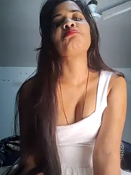 Snapshot of cute_radhikaa chatting on February 8, 3:43 am cute radhikaa online show from February 8, 3:43 am