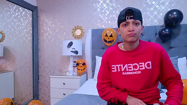 ZoeKrug online show from October 15, 11:32 am