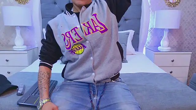 ZoeKrug online show from December 5, 11:41 am