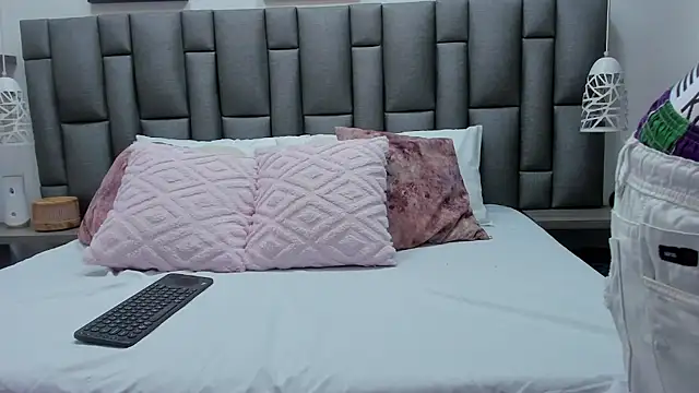 ZoeKrug online show from February 24, 12:14 pm