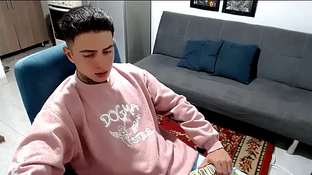 Snapshot of santii_ss chatting on January 6, 12:47 am santii ss online show from January 6, 12:47 am