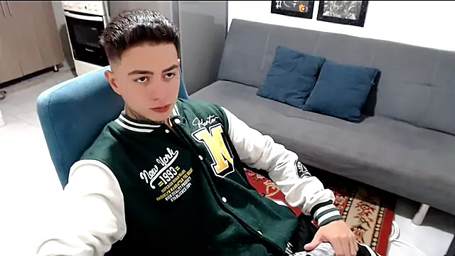 Snapshot of santii_ss chatting on January 11, 1:05 pm santii ss online show from January 11, 1:05 pm