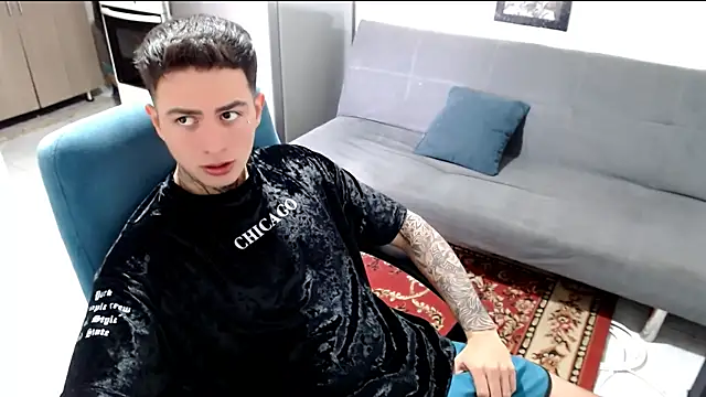 Snapshot of santii_ss chatting on January 16, 3:27 pm santii ss online show from January 16, 3:27 pm