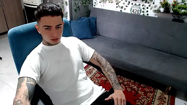 Snapshot of santii_ss chatting on February 13, 2:46 pm santii ss online show from February 13, 2:46 pm