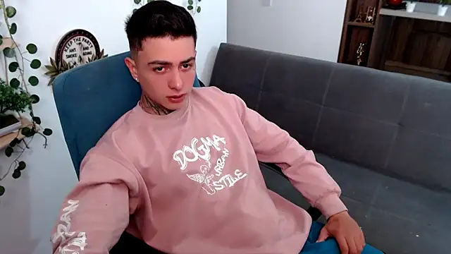 Snapshot of santii_ss chatting on March 18, 3:04 pm santii ss online show from March 18, 3:04 pm