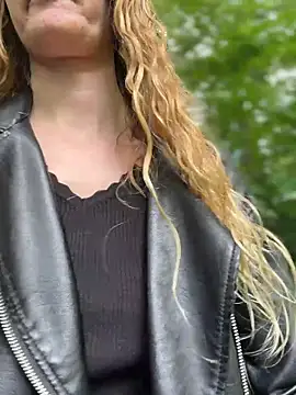 Snapshot of Bikergirl_97 chatting on May 20, 1:17 pm Bikergirl 97 online show from May 20, 1:17 pm