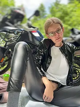 Snapshot of Bikergirl_97 chatting on June 10, 10:25 am Bikergirl 97 online show from June 10, 10:25 am