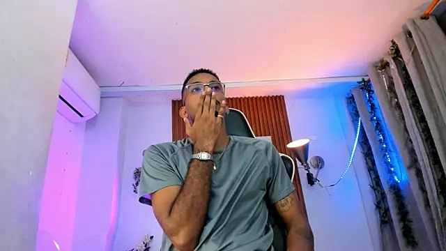 Snapshot of Darwin_mayo chatting on October 24, 5:53 pm Darwin mayo online show from October 24, 5:53 pm